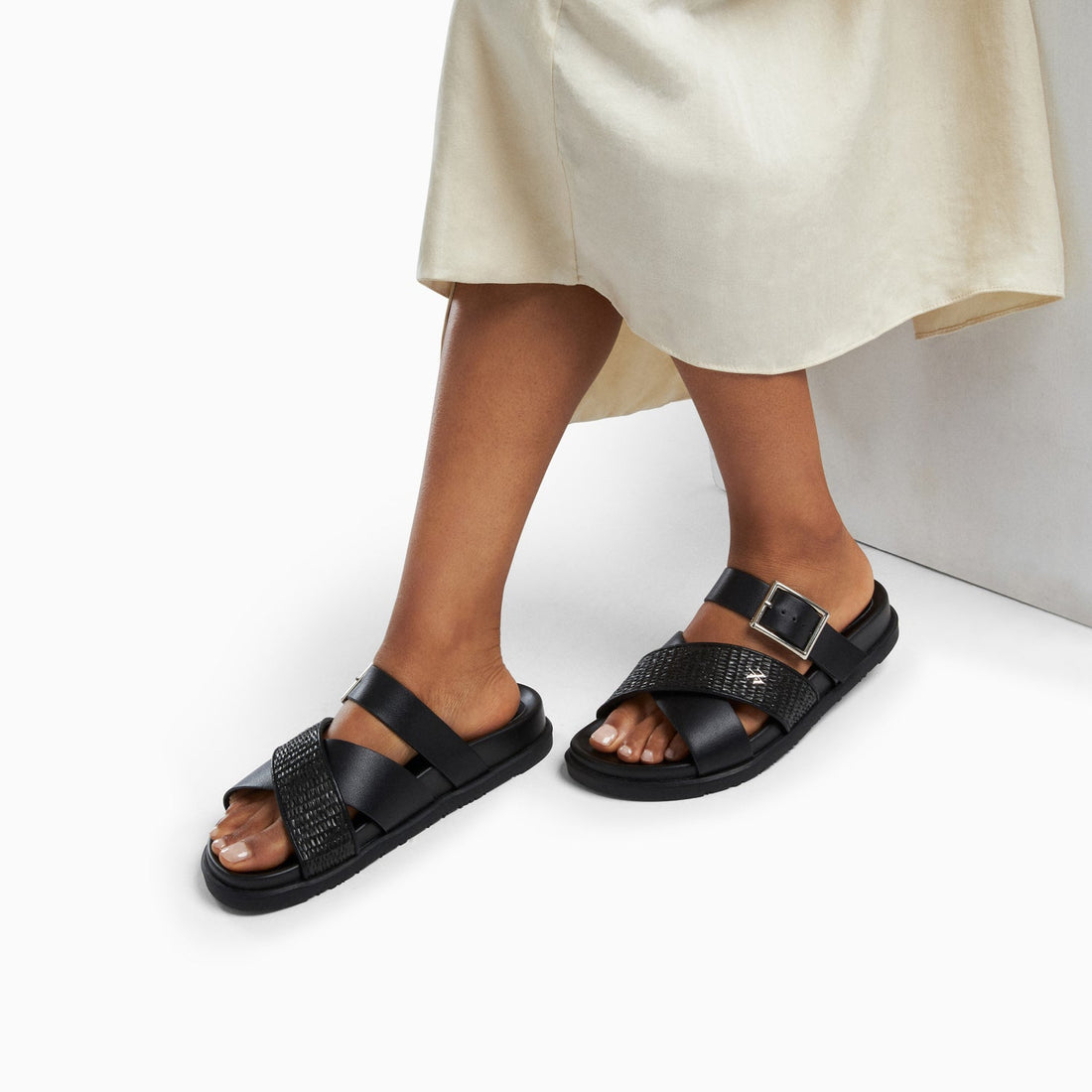 Mules plates Sandy noires à larges brides